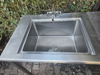 Nerezový stůl s dřezem - 3