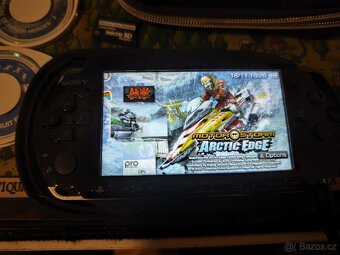 PSP 3004 + pouzdro + UMD hry + microSD adaptér - 3