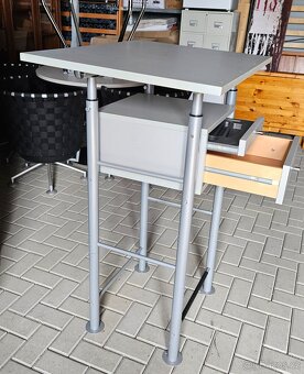 Výškově nastavitelný pultík - 3