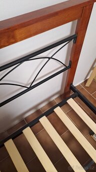 Postel, vnitřní rozměr 180x200 cm dřevo + kov - 3