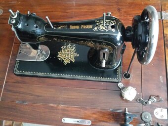 Starožitný skříňový šicí stroj BOBBIN s příslušenstvím - 3