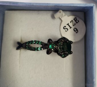 Nový černý prsten se zelenými kamínky - 3
