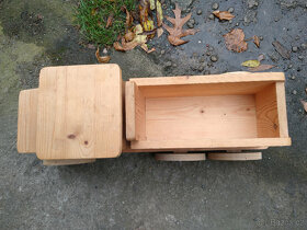 Krásné ručně vyrobené dřevěné auto - 3