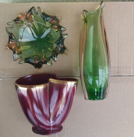 Váza a popelník z hutního skla. Dvojitá váza barvy bordó. - 3