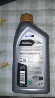 Motorový olej značky Mobil 1 0W-40 zlatý - 3