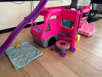 Barbie - karavan, lékárna, šatník + doplňky. - 3