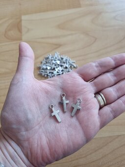 Kovové přívěsky - křížek - 50 ks - 3