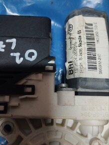 Octavia 2 motorek stahování okna - 3