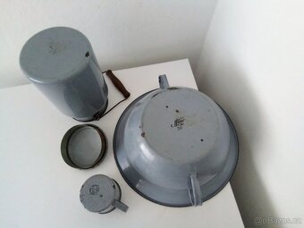 Staré, šedé, smaltované nádobí - 3
