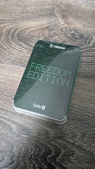 Trezor Safe 5 Freedom Edition (zablombovaný) - 3