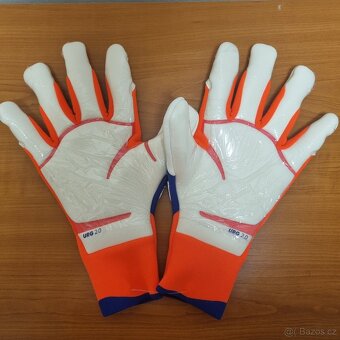 Nové brankařske rukavice Adidas Predator Pro Hybrid - 3