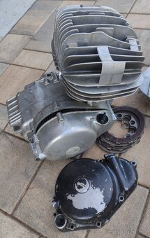ČZ 125/516 motor, hlavy, válec, kartery, víko_ - 3