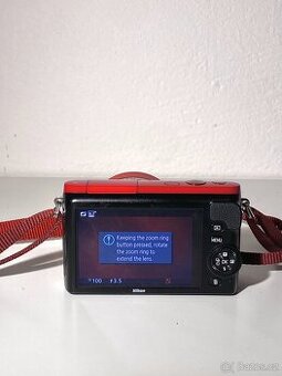 Nikon 1 S2 červený + objektiv 11–27.5m výborný stav - 3