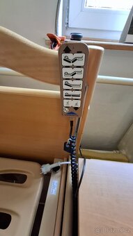 Prodám elektrickou polohovací postel ,chodítko plus pleny - 3