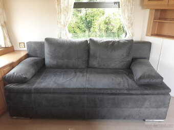 Prodám gauč, šedá leštěná koženka, rozměr 200cm x 100cm - 3