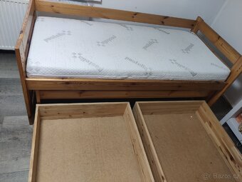 Postel včetně matrace,přistýlky a úložných šuplíků. - 3