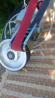 Pásová bruska na noze - 3