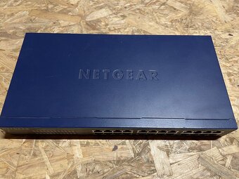 SWITCH NETGEAR JFS524 - 24 portů - 3