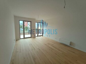 Moderní 1+kk s terasou, předzahrádkou a parkováním – novosta - 3