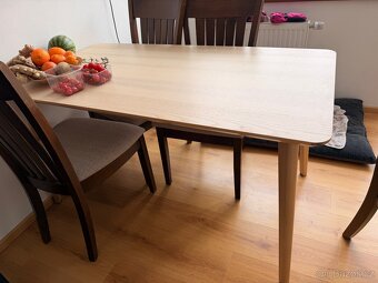 Dřevěné židle a jídelní stůl - 3