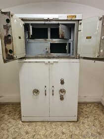 Prodám starožitný trezor bankovní trezor funkční č.3 - 3