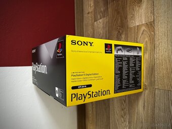 PlayStation 5 - 30th Anniversary Limited Edition - 3