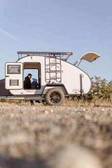 Camper se střešním stanem, svoboda na kolech - 3