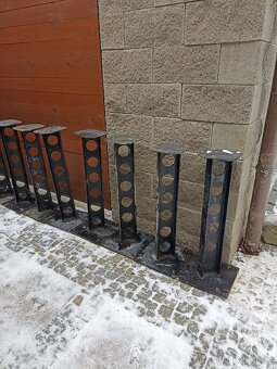 13 ks masivní kovové sloupky - 3