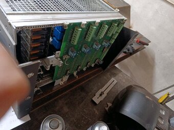 Rack s regulátory Moog T161 a bezpečnostní deskou RS 091 - 3