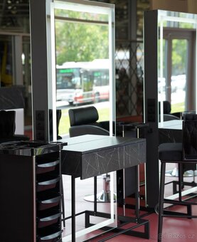 Pronájem kadeřnického křesla Leclat de Jana - 3