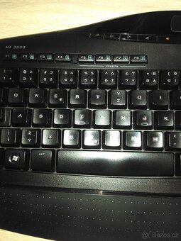 Bezdrátový set klávesnice a myši Logitech MX 3200 - 3