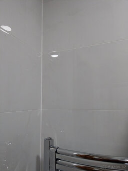 Bílá lesklá dlažba-obklad Baumax 1m2 - 3