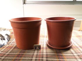 Velké pevné plastové květináče s miskami 13 + 5 ks - 3