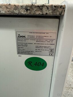 Pultová prosklená vitrína Zoin Hill 150 - 3