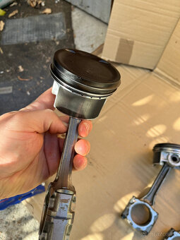 Písty+ojnice EVO 7 - 3