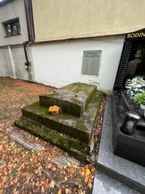 rodinná hrobka u vstupní brány - Olšanské hřbitovy, Praha 3 - 3