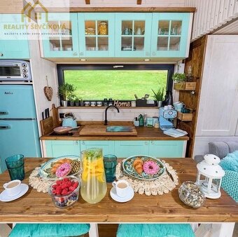 Kompletně zařízený tiny house s terasou v Boho stylu - 3