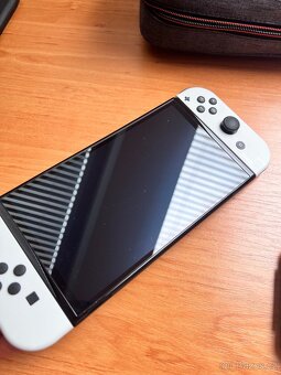 Nintendo Switch OLED + 3 hry - 3