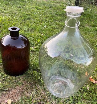 Skleněné nádoby – 25 l demižon + hnědá laboratorní láhev - 3