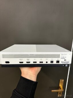 Xbox One S konzole s ovladačem - 3