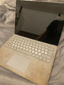 ModelSurface Laptop - 3