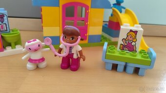 10606 Doktorka plyšáková: ordinace na dvorku - lego duplo - 3