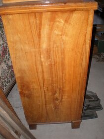 pěkná komoda s prosklenou nástavbou - 3