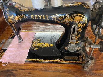 Starožitný šicí stroj Royal - 3