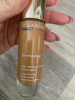 CLARINS EVERLASTING -rozjasnujici makeup - PC 1000 kč - 3