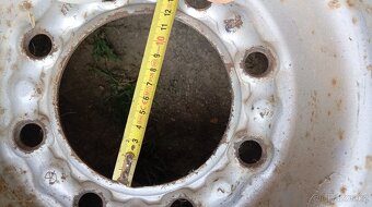 Prodám jeden disk R16 rozteč 8x165,1 - 3