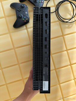 Xbox One X 1TB + 2 originální bezdrátové ovladače - 3