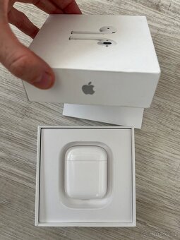 Bílá bezdrátová sluchátka Apple Airpods 2019 - 3