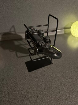 Kovový stojan na ovladače - 3