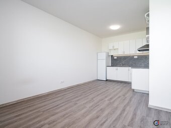 Pronájem bytu 2+kk s balkónem a parkovacím stáním, Dašice - 3